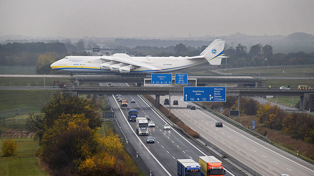 Flugzeug auf Autobahnbrücke