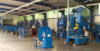 Fabrikhalle mit Maschinen